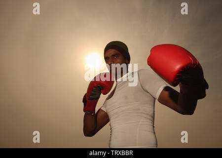 Porträt eines Mannes mit Boxhandschuhe Stockfoto