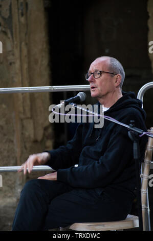 David Toop, Professor für Musik an der LCC, London College der Kommunikation, spricht an der Stoke Newington Literary Festival in Abney Park Friedhof Stockfoto