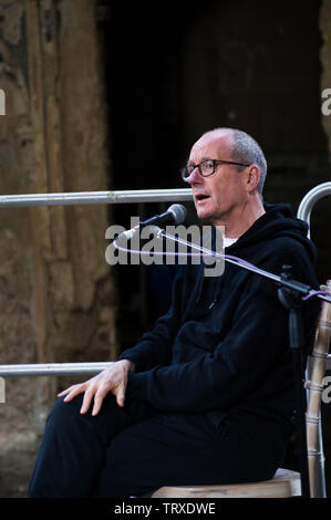 David Toop, Professor für Musik an der LCC, London College der Kommunikation, spricht an der Stoke Newington Literary Festival in Abney Park Friedhof Stockfoto