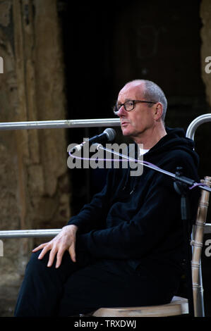 David Toop, Professor für Musik an der LCC, London College der Kommunikation, spricht an der Stoke Newington Literary Festival in Abney Park Friedhof Stockfoto