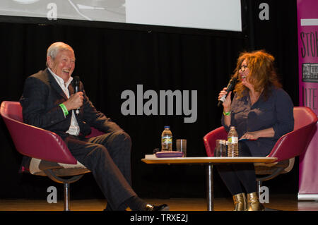 Alan Johnson MP unter Blair und Brown bespricht seine Memoiren mit Suzanne Moore, in meinem Leben, eine Musik Abhandlung an der Stoke Newington Literary Festival Stockfoto
