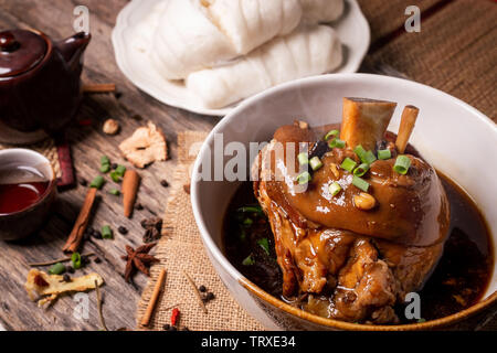 Schweinekeule geschmort gedünstet bun Yunnan. Chinese-Thai Küche. Stockfoto