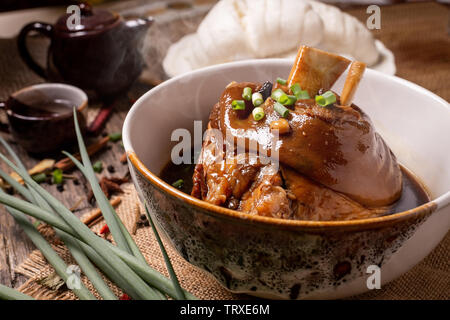 Schweinekeule geschmort gedünstet bun Yunnan. Chinese-Thai Küche. Stockfoto