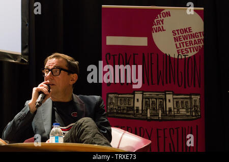 Joy Division und New Order Schlagzeuger Stephen Morris diskutieren Record Play Pause auf der Bühne des Stoke Newington Literary Festival Stockfoto