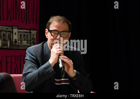 Joy Division und New Order Schlagzeuger Stephen Morris diskutieren Record Play Pause auf der Bühne des Stoke Newington Literary Festival Stockfoto