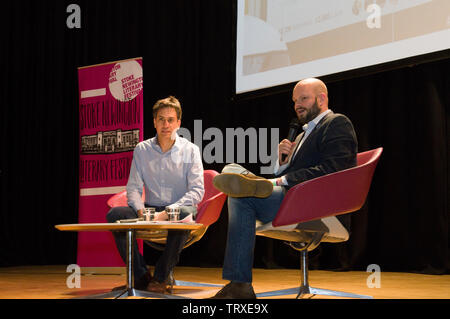 Joy Division und New Order Schlagzeuger Stephen Morris interviewt von Hackney Bürgermeister Philip Glanville auf der Bühne im Stoke Newington Literary Festival Stockfoto