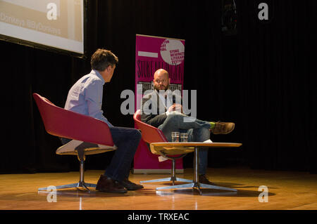 Joy Division und New Order Schlagzeuger Stephen Morris interviewt von Hackney Bürgermeister Philip Glanville auf der Bühne im Stoke Newington Literary Festival Stockfoto