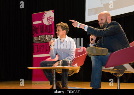 Ed Milliband von Hackney Bürgermeister Philip Glanville auf der Bühne interviewt Am 2019 Stoke Newington Literary Festival Stockfoto