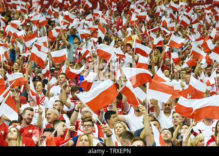 Warschau, Polen - 10. JUNI 2019: Qualifikation Euro 2020 match Polen - Israel 4:0. Anhänger der Polen waveing Nationalflaggen. Stockfoto