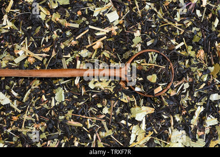 Schwarzer Tee mit Kräutern aus Tatarstan in der Russischen Föderation. Stockfoto