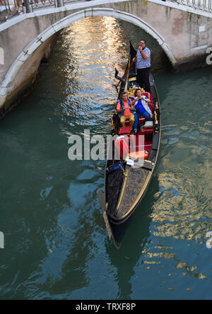 Gondel mit Touristen auf Klein Venedig Canal und der Brücke. Stockfoto