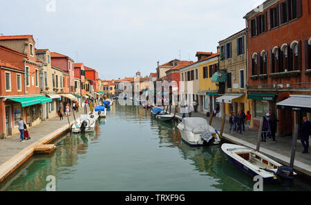 Anzeigen von Murano Venedig Geschäfte und Boote auf dem Kanal. Stockfoto