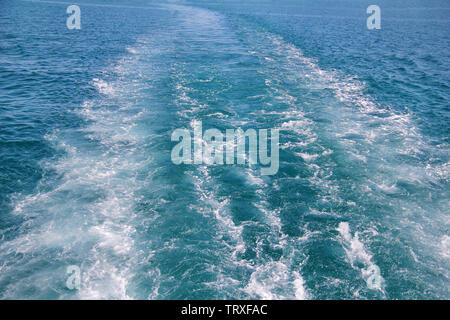 Turbulenzen durch Schaum des Meeres von einer High-speed-Yacht, auf der Oberfläche des Meeres. Blaue Meer Wellen mit viel Sea Foam. Oberfläche von Meer mit Wellen. Stockfoto