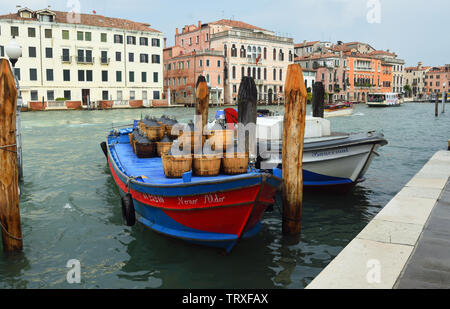 Cargo Boote auf den Canal Grande, Venedig Italien. Stockfoto