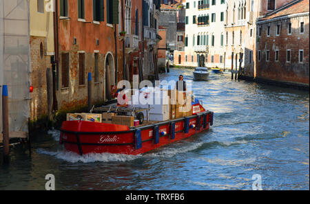 Die Lieferung Boot auf Venedig Canal. Stockfoto