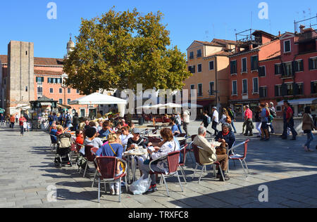 Leute genießen Cafe in der Campo Santa Margherita in einem eher ruhigen Teil von Venedig. Stockfoto