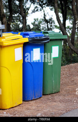 Mülleimer, Mülleimer, Papierkorb in Ferienanlage Resort, Warten von Müllwagen abgeholt zu werden. Blau, Gelb und Grün Behälter für Abfälle. Stockfoto