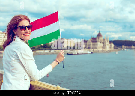 Glückliche junge Frau mit ungarische Flagge in Budapest, Ungarn, filmischen Stil Stockfoto