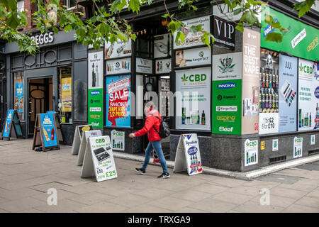 CBD & Smokers Vape Store, Tabakladen Ecke mit E-Liquids, E-Zigaretten und Zigaretten. Unabhängige Ladenschilder in Großbritannien, A-Boards auf Asphalt in Manchester, Großbritannien Stockfoto