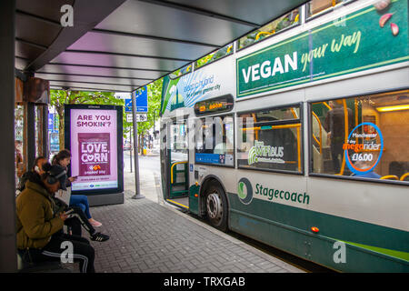 U-Bahn gehen vegane Werbung auf Stagecoach PSV Bus in Manchester, Großbritannien Stockfoto