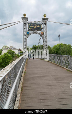 Queens Park suspention Brücke eröffnet 1923, Chester England Großbritannien Stockfoto