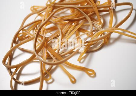 Elastische Gummibänder auf einem weißen Tisch Stockfoto