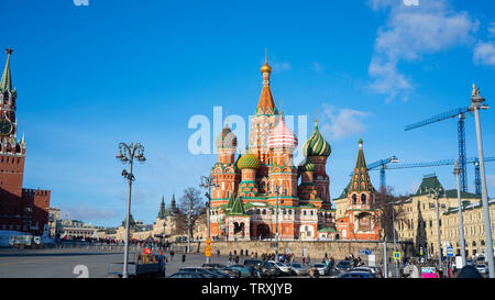 Der Blick auf die Kathedrale von Vasily die Selige, die gemeinhin als die Basilius-kathedrale bekannt, ist eine Kirche auf dem Roten Platz in Moskau Stockfoto