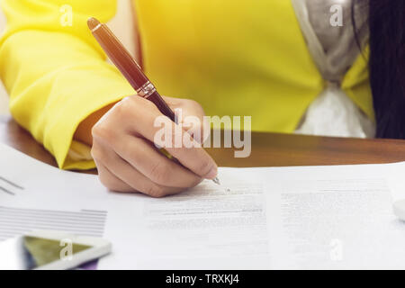 Business woman Hand einen Vertrag unterzeichnen, aus der Nähe. Vertrag oder Geschäft Konzept Stockfoto