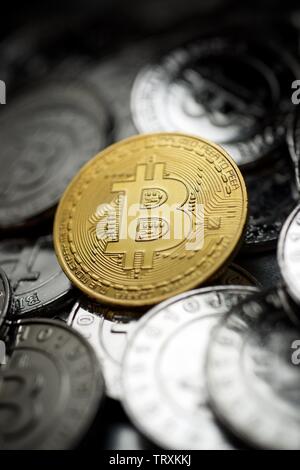Bitcoins auf einem Metalltisch. Stockfoto