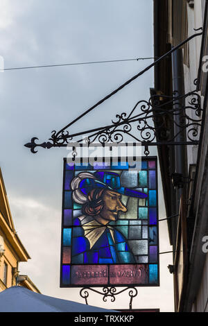 Glasmalerei Zeichen Werbung von einem lokalen restaurant Stockfoto