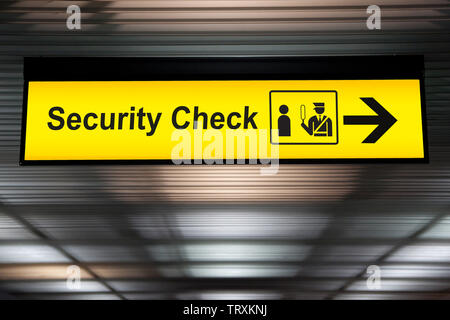 Security check Schild vom Flughafen Terminal Decke Stockfoto