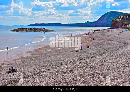 Einen atemberaubenden Blick über den Strand von Sidmouth in Richtung des fernen Küstenlinie der Jurassic Coast, wie es nach Exmouth. Stockfoto