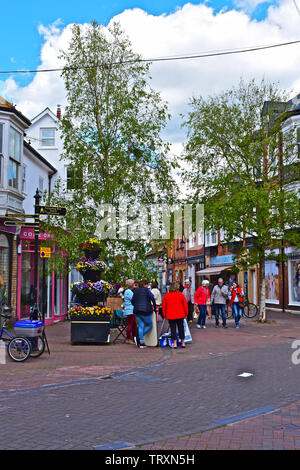 Alte Fore Street, eine der Haupteinkaufsstraßen der beliebte Badeort Sidmouth. Käufer genießen Sie die Mischung aus kleinen Geschäften und traditionellen Pubs. Stockfoto