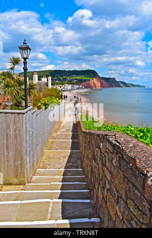 Einen schönen Blick auf die Schritte der Küstenweg führt zu der malerischen Küstenstadt Sidmouth in Devon, mit weit entfernten Klippen der Jurassic Coast. Stockfoto