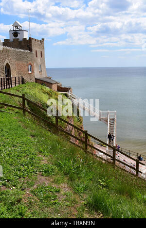 Die erhöhten Blick entlang der geschwungenen South West Coastal Path mit Blick auf das Meer und die Menschen auf die Schritte (wie Jacobs Ladder bekannt) hinunter zum Strand führt. Stockfoto