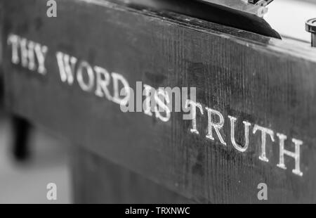 Holz Kirche podium Tabelle Wort Detailansicht Stockfoto