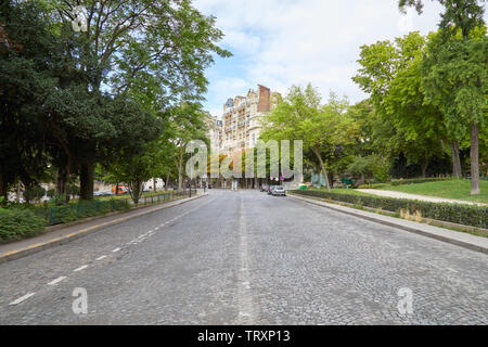 PARIS, Frankreich, 23. JULI 2017: leere Straße in Paris mit Garten und alten Gebäuden in Frankreich Stockfoto