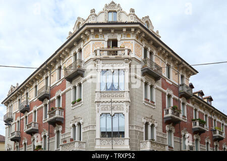 TURIN, Italien, 10. SEPTEMBER 2017: Art Nouveau Gebäude Architektur Fassade mit Blumenschmuck in Turin, Italien Stockfoto