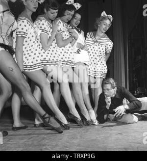 Frauen in den 1950er Jahren. Eine Gruppe von jungen Frauen auf einer Bühne zusammen stehen und ihre Beine durch in perfekte Sicht für einen Mann sie aus einer liegenden Position unten. Schweden 1952. Foto Kristoffersson ref BH 41-4 Stockfoto