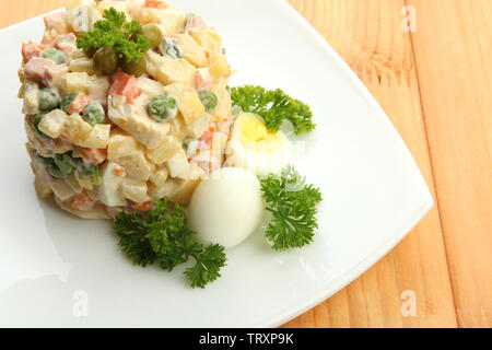 Russische traditionelle Salat Olivier, auf hölzernen Hintergrund Stockfoto