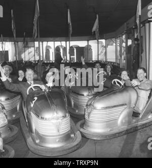 Amusement Park in den 1950er Jahren. Egal ob Alt oder Jung, Autoscooter sind eine der beliebtesten Attraktionen. Bild einer Gruppe älterer Menschen fahren und Spaß haben. Schweden 1950. Kristoffersson ref AY 57-4 Stockfoto