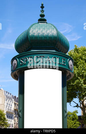 Typische grüne Werbung Spalte oder Morris Spalte mit Leerzeichen in Paris an einem sonnigen Sommertag in Frankreich Stockfoto