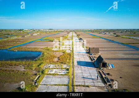 BACH LANGE SALZ FELDER, NAMDINH, Vietnam - Juni 9, 2019: Salz Arbeiter auf Salz Felder. An diesem Standort werden die größten Salz Produktionsstandort sein. Stockfoto