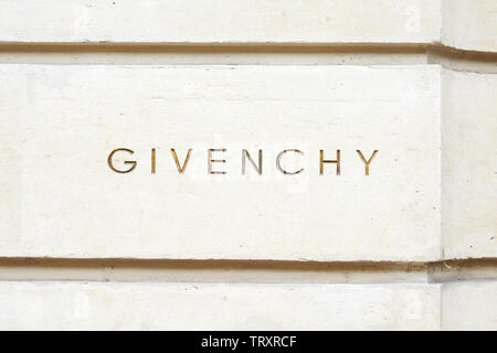 PARIS, Frankreich, 22. JULI 2017: Givenchy, Luxus mode Logo in Stein in der Avenue George V in Paris, Frankreich, geschnitzt. Stockfoto