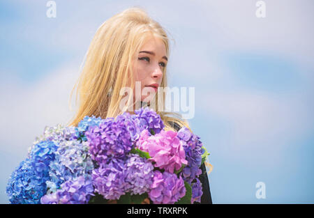 Pollenallergie. Sanfte Blume für die zarte Frau. Mädchen Ausschreibung blond halten Hortensie Blumen Blumenstrauß. Allergiefrei leben. Stop Allergie blühenden Jahreszeit. Genießen Sie Frühling ohne Allergie. Frühling blühen. Stockfoto