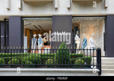 PARIS, Frankreich, 22. JULI 2017: Max Mara fashion Luxus store in der Avenue Montaigne in Paris, Frankreich. Stockfoto