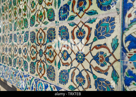 Aufwändige Iznik Mosaik Fliese Arbeit der Harem im Topkapi Palast in Istanbul, Türkei Stockfoto