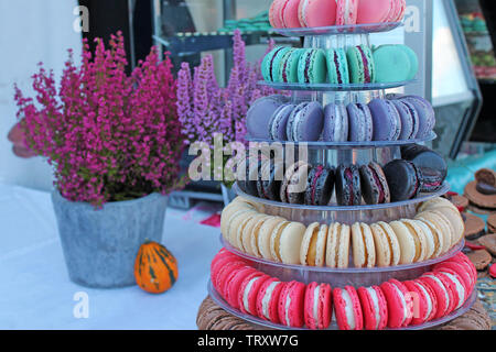 Leckere bunte Macarons zum Verkauf. Stockfoto