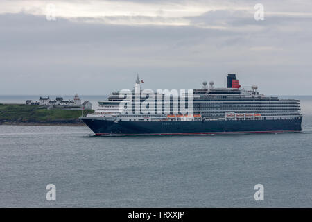 Roches Point, Cork, Irland. 13. Juni, 2019. Cunard Cruise Liner Queen Victoria über vergangene Roches Point Lighthouse in Cork Harbour auf dem Weg der historischen Stadt Cobh, Co Cork, Irland zu besuchen, um zu segeln. Quelle: David Creedon/Alamy leben Nachrichten Stockfoto