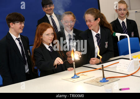 Allgemeine Ansicht der Wissenschaft Klasse statt an einer Schule in Chichester, West Sussex, UK. Stockfoto